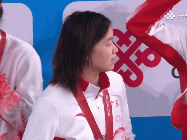 果然婵宝走到哪里，哪里就有欢乐啊。领奖台上，婵宝忙着和大家打招呼，突然想打哈欠