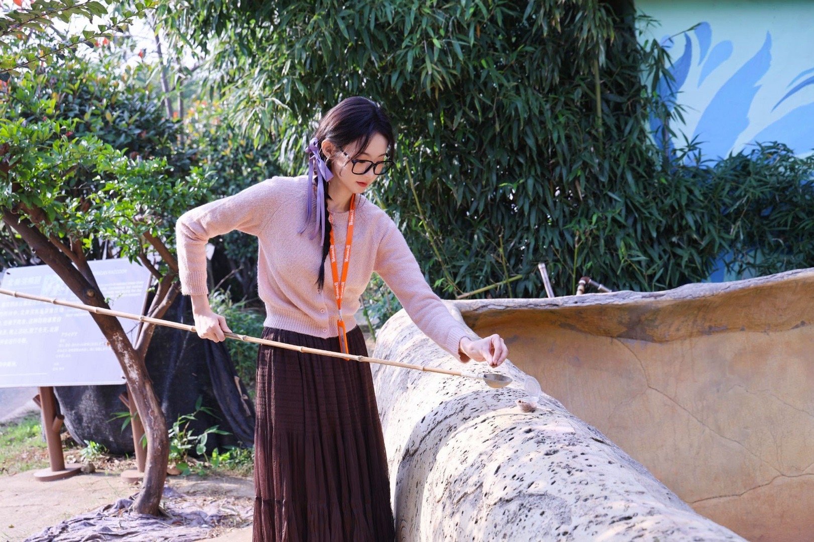 张艺凡不怕黄金蟒怕羊驼要被张艺凡可爱晕了！黄金蟒在手上游走都不怕，却被呆萌的羊