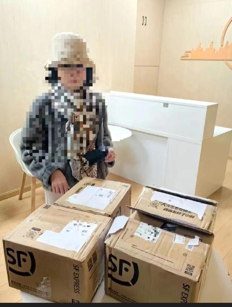 近日，上海警方成功阻止一起电骗案。一名外省女子在上海花468万元人民币，购买4只