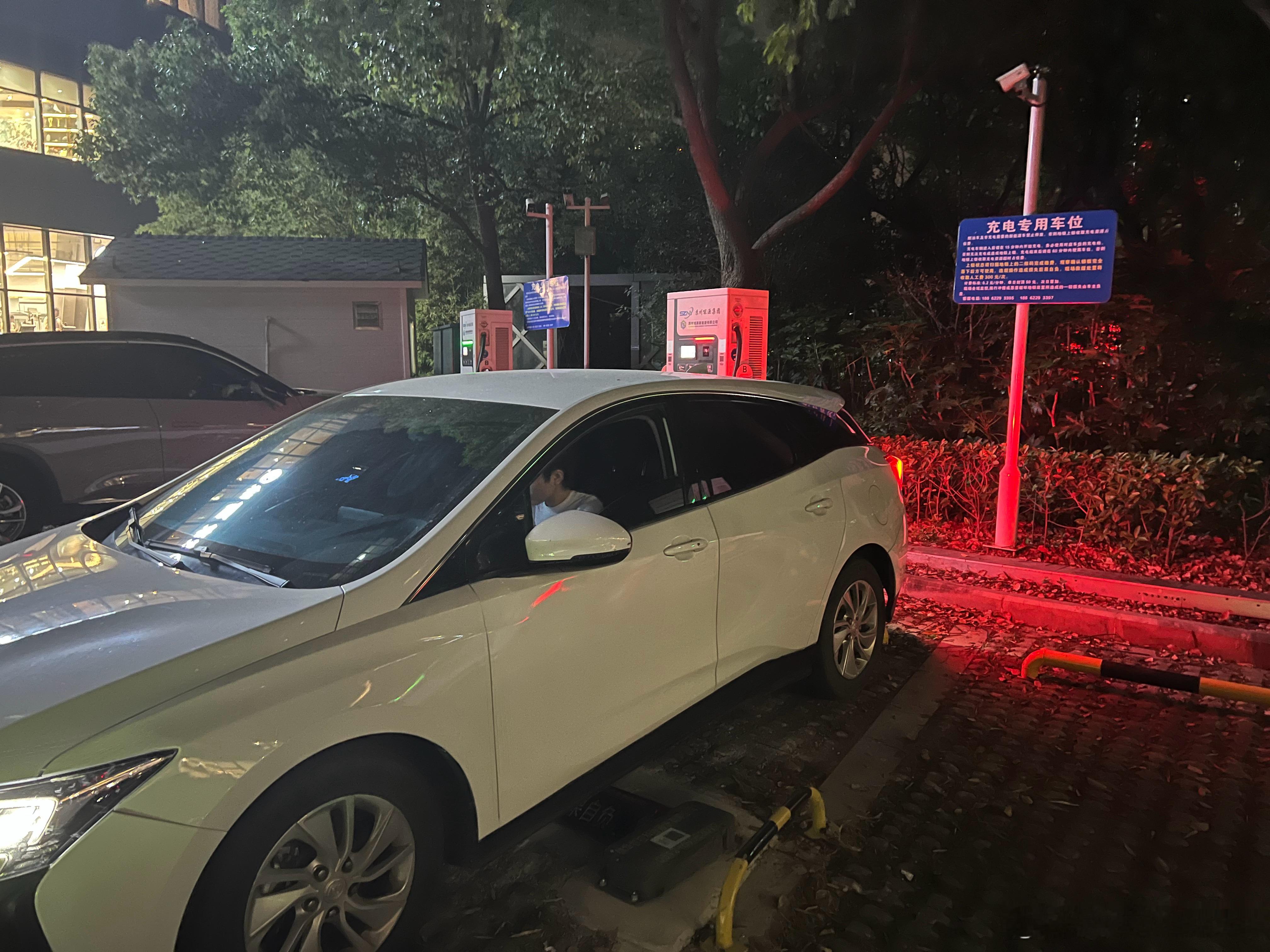 [doge]刚到健身房，又做了回好心人先是指挥他们倒进车位，又是教他怎么扫码充电