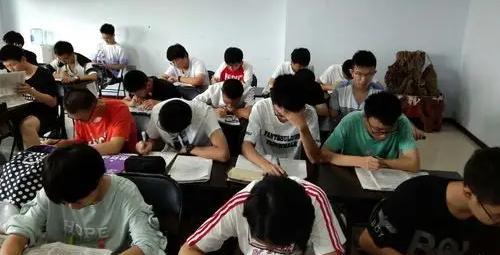 学霸到底是不是天生的？有的娃小学到高二都不太行，到高三直接冲上去，大学就清华了
