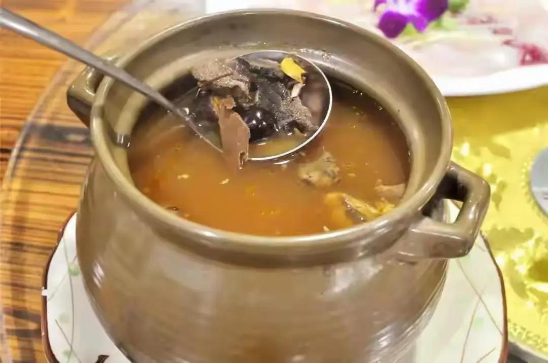 一煲靓汤，炖透岭南的烟火人生今儿咱们说说一桩关乎“吃喝”的大学问。若问天下何