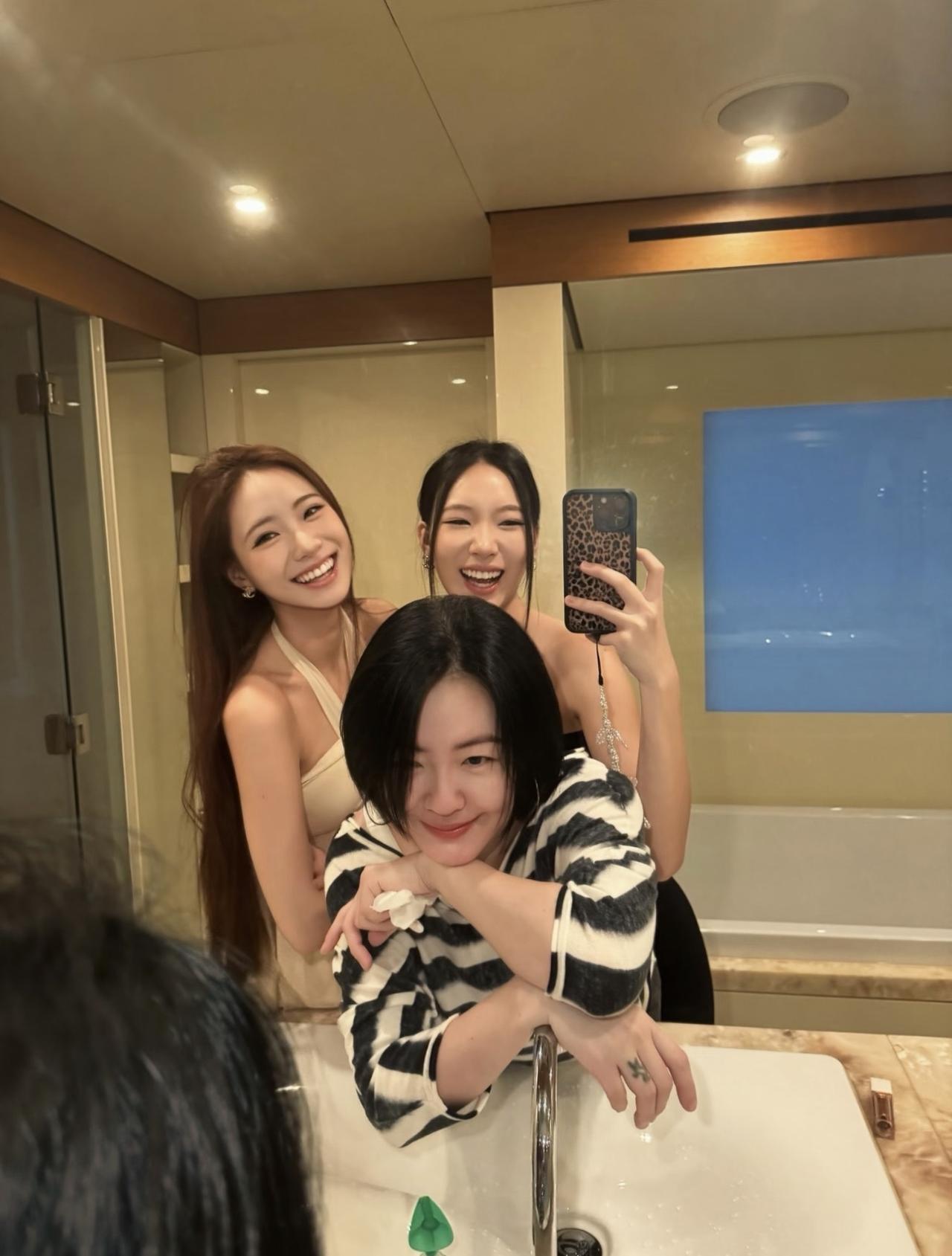小S一家香港旅游近照，就差许家老三啦！小S的两个女儿Elly和Lily都是时