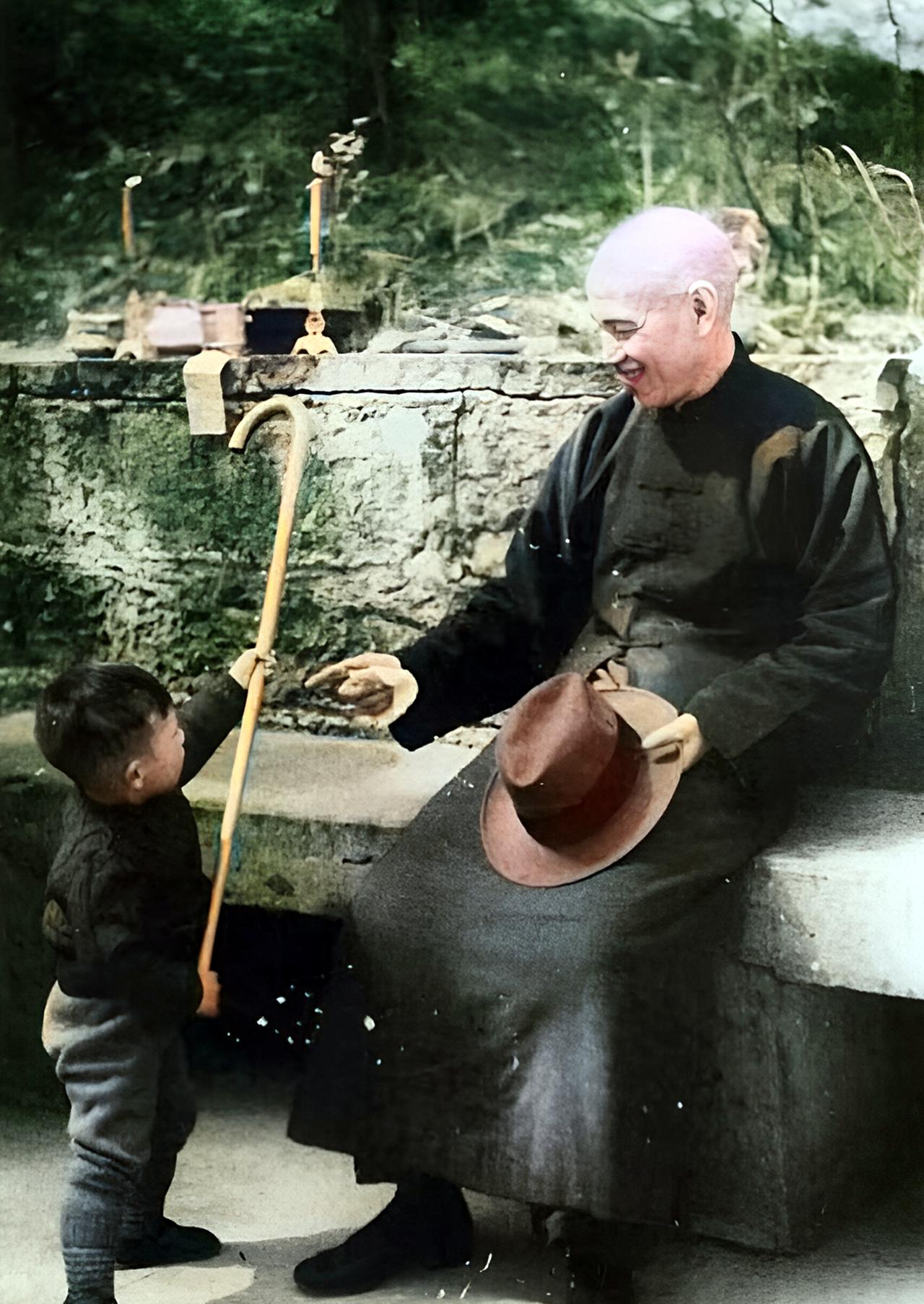 1940年代，小孙子双手用力举起手杖递给爷爷蒋中正。蒋中正一边笑得合不拢嘴，一边