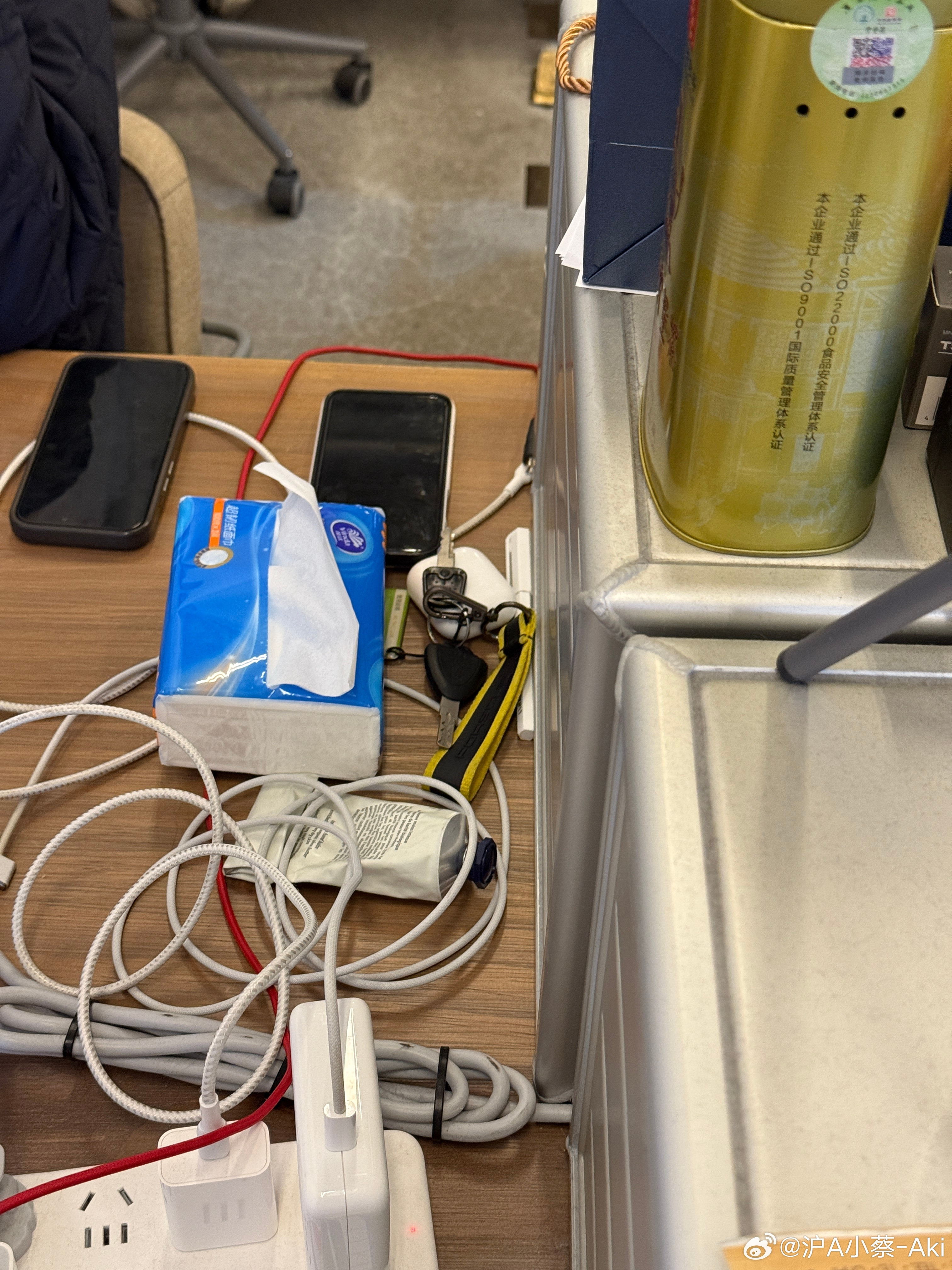 我远远望见同事桌上怎么多了一把997的钥匙，连保时捷的钥匙链都配好了，我问他什么