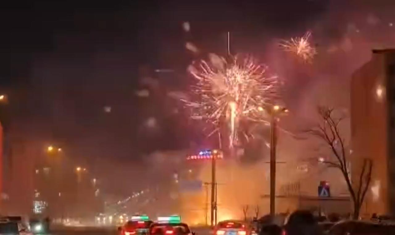 辽宁盘锦一鞭炮摊失火！目击者：看了半小时烟花爆竹2月11日晚，有多名网友发视频