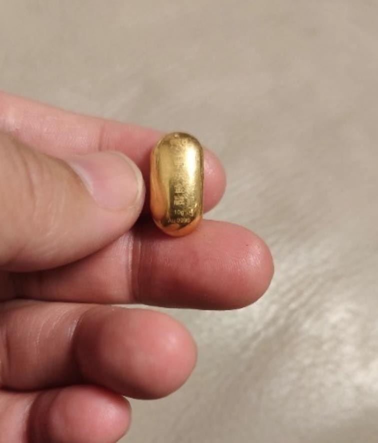 “不作就不会死！”10月27日，江苏昆山，一11岁男孩将妈妈的10克金豆子含在嘴