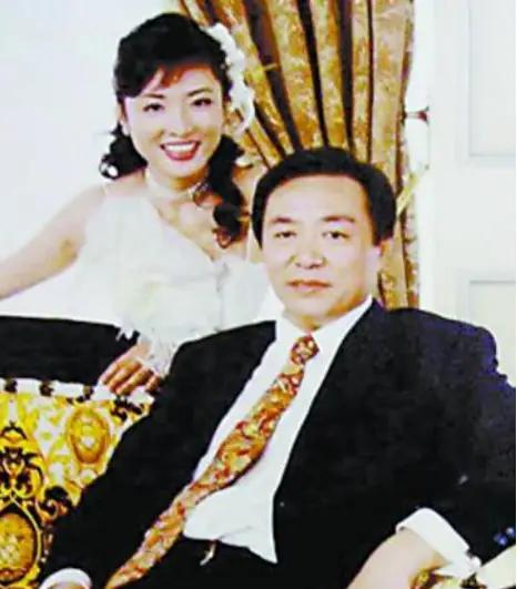 2002年，知名主持人周涛下班回到家，看见正在灶台边忙碌的丈夫，顿时心生