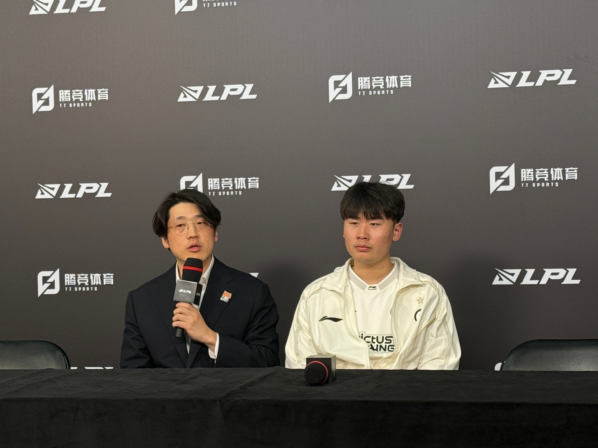 Wei和大勇教练来到败者群访，肥墩累了。WBG战胜iGmeiko总助攻11000