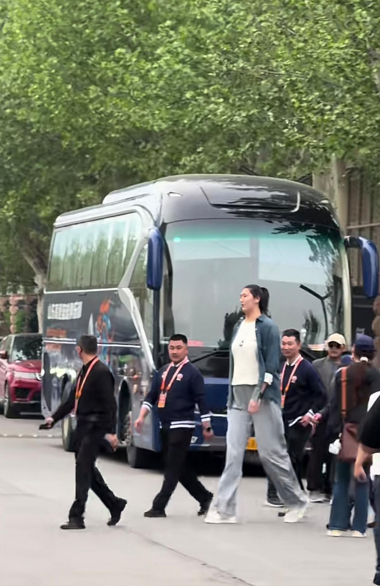 这身高真的太惊人了！张子宇一出场，全场瞬间安静。2米26的身高