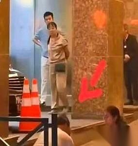 他把刚认识几天的女的打晕，用胶带捆上，抢了20万的筹码。你猜他拿着这20万干嘛