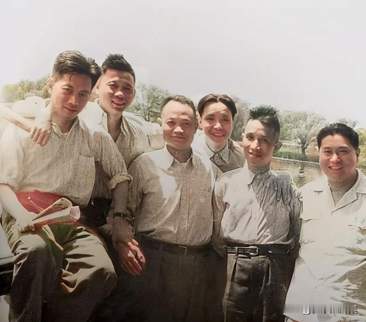 1955年，粟裕将军（右二）和华东野战军将领们合影。站在粟裕身边的，都是当年在华