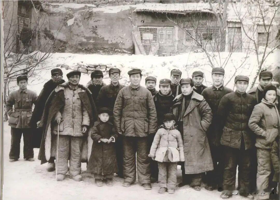 这是在陕北延安拍摄的革命领导人集体合影。右一为蔡畅，右八是谢觉哉，其余多位中央领