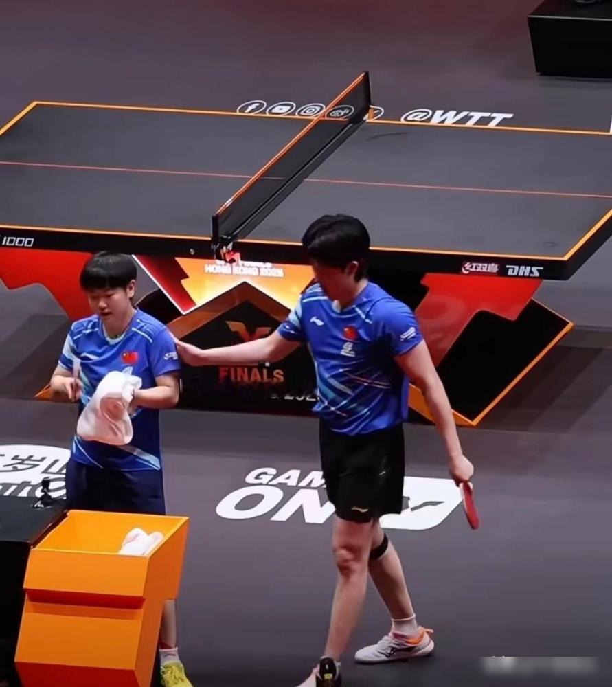 大头拍了拍莎莎的肩膀，肖指导先安慰完莎莎然后拍了拍大头肩膀，都是顶顶好的人，在用