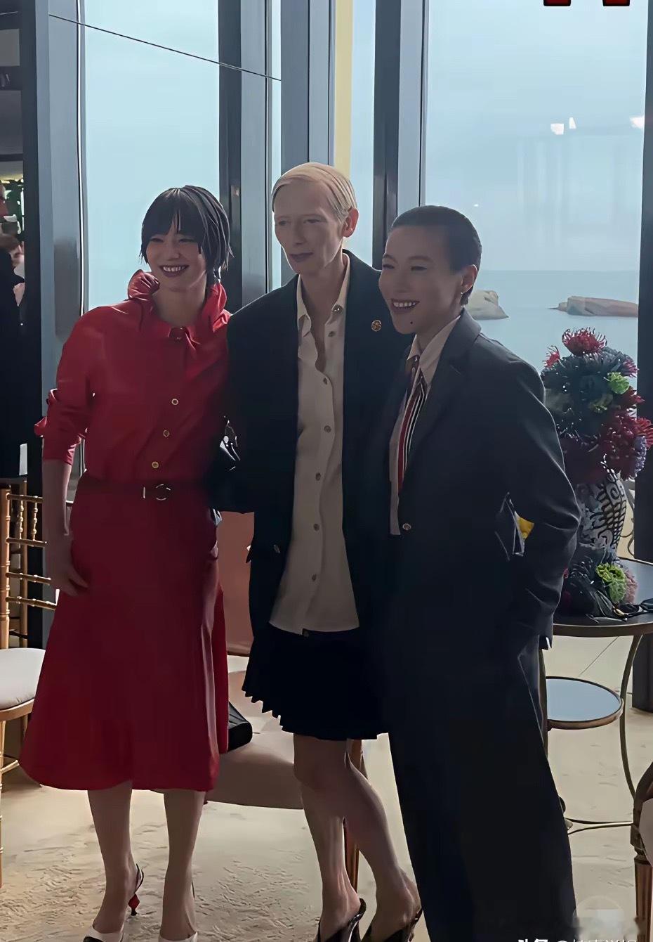 窦靖童在巴黎出席品牌香奈儿的活动，剪了短发的她，形象看起来真的有点一言难尽。