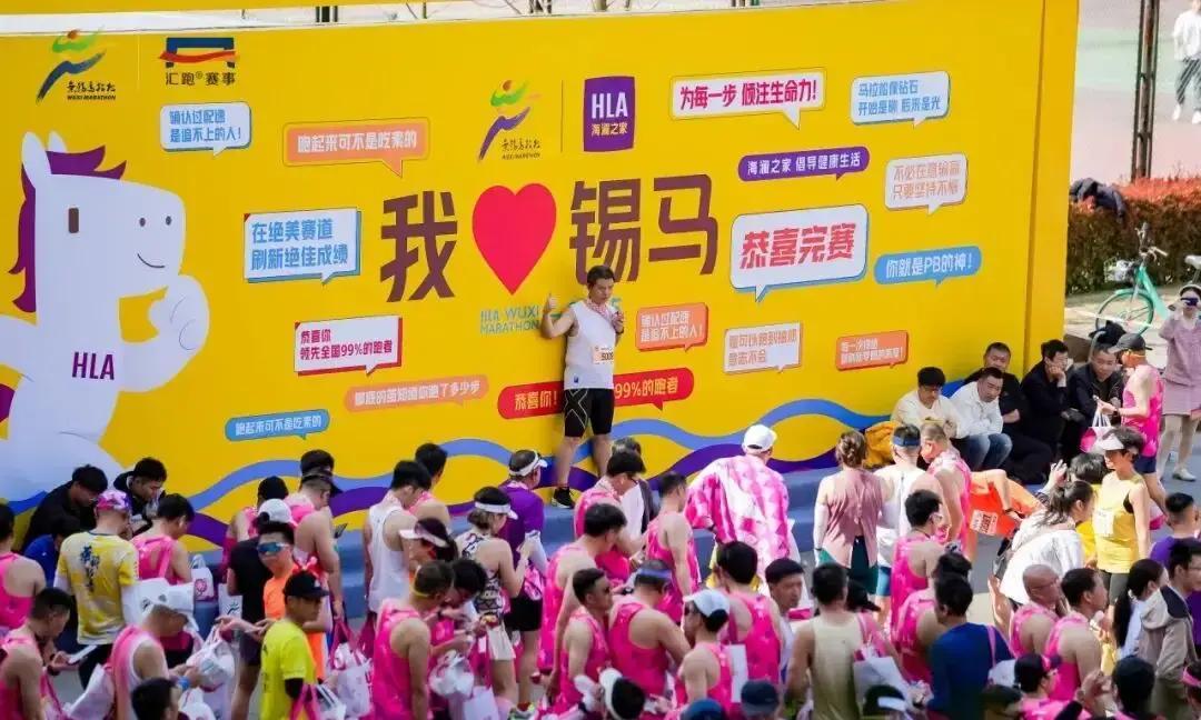 跑个马拉松，组委会先给你寄了个行李箱。打开2026锡马的参赛包，你会先拽出