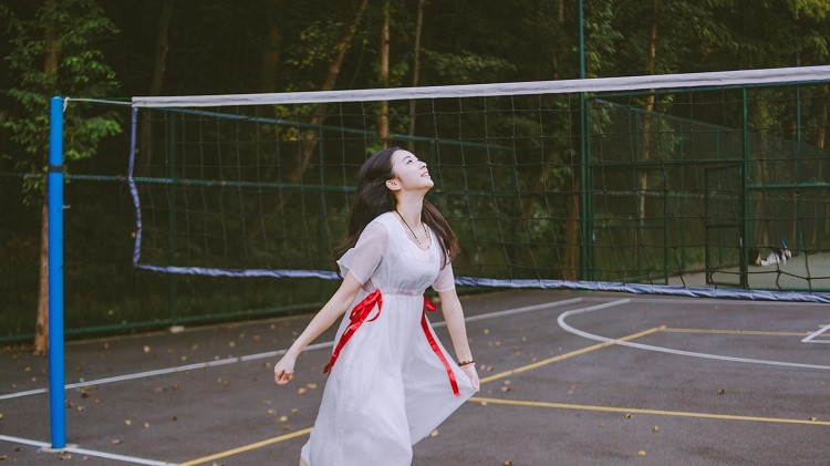 男人暗恋一个女人，才会有的几种表现：1、主动联系你，总是缠着你聊天，一点小事都