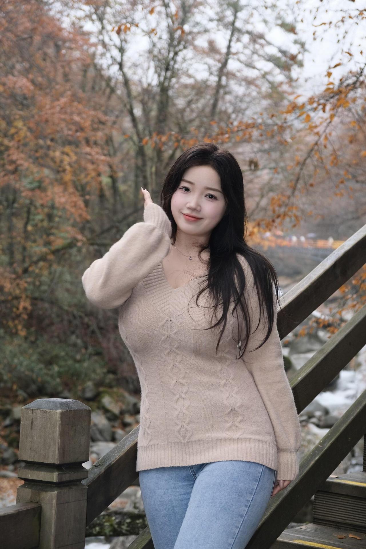       不如就住在山里吧。      让枫红染透窗棂，晨雾裹着溪声漫