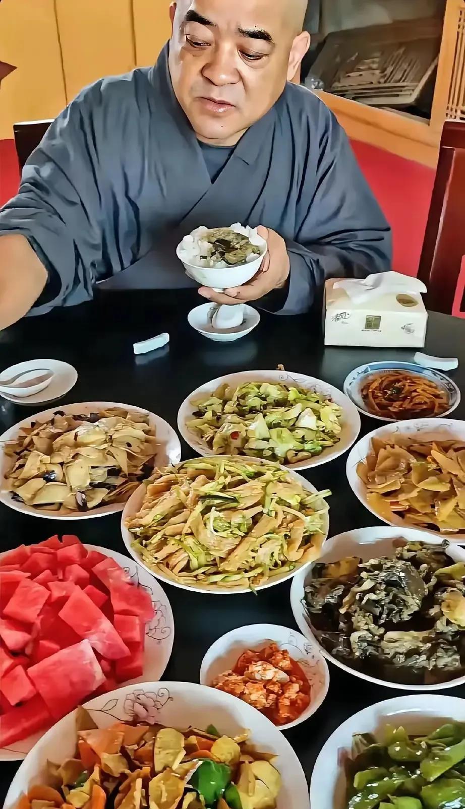受十方供养的伙食不错！