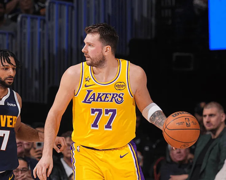 历史最年轻14000分球员：1.勒布朗-詹姆斯—25岁03天—14003分2.