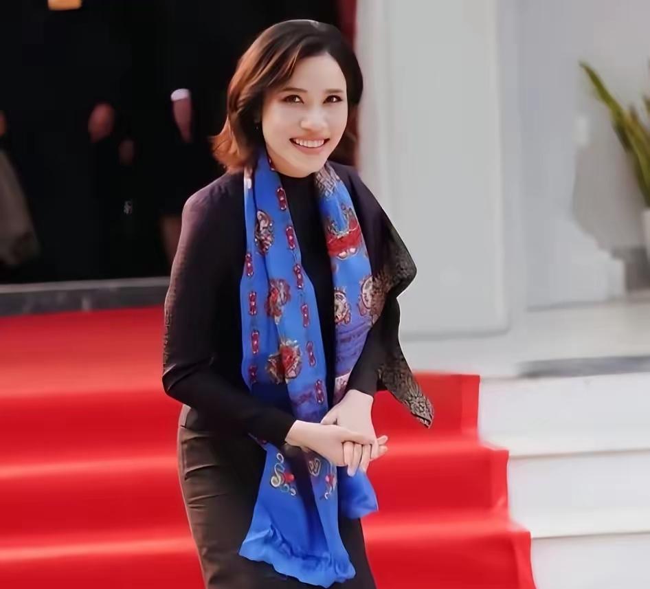 裸妆、淡颜的诗妮娜贵妃，还能得到泰王的心吗？很难很难，为何？泰王旁边早就有了