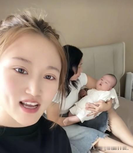 小故事！小曼从新疆回来，终于看到了自己的女儿，被养得白白胖胖，非常