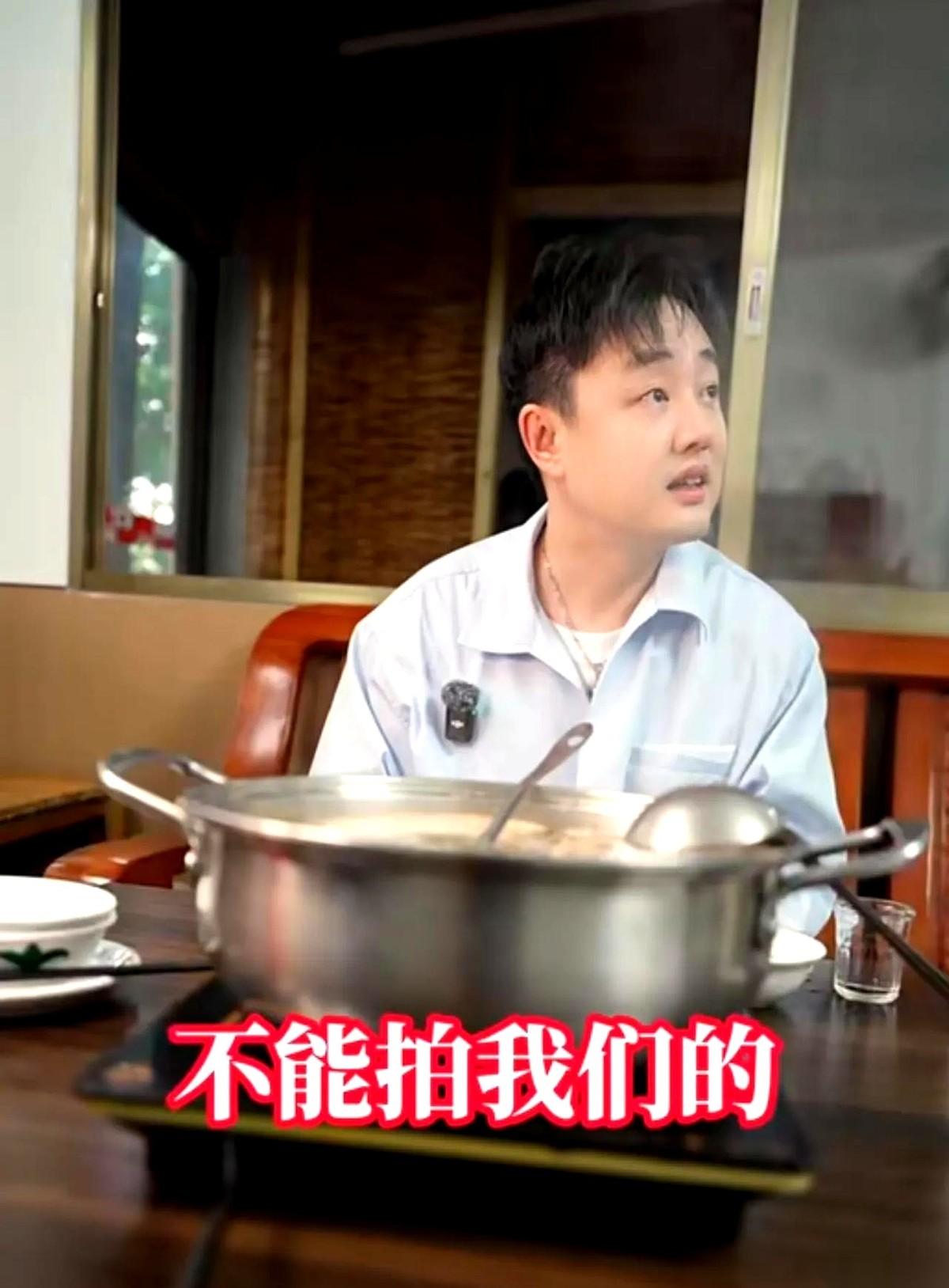 你敢信？开门做生意的饭店老板，竟然求着顾客别发朋友圈，差点连夜扛着鸡笼跑路。真