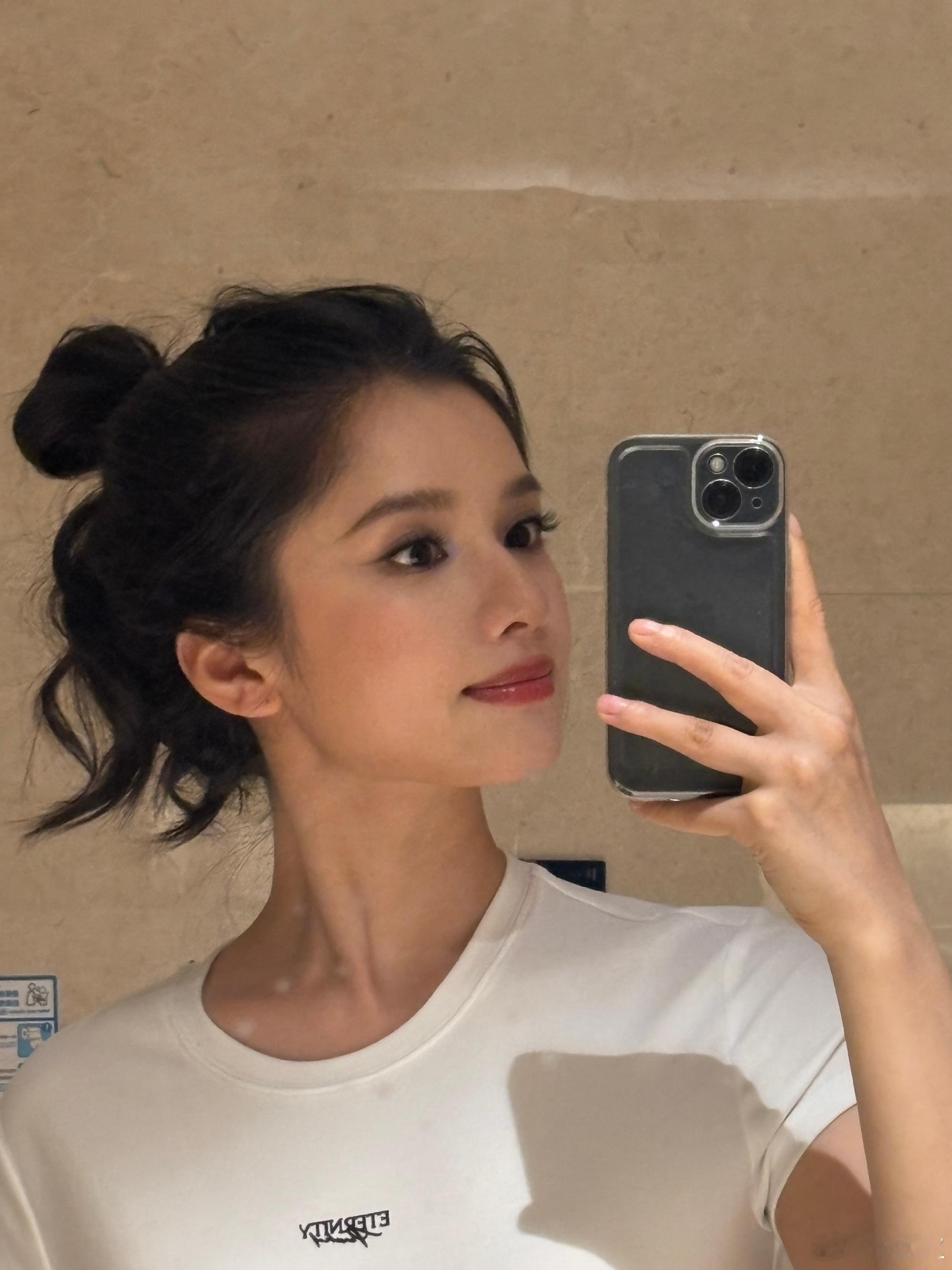 张婧仪今日更新，好想就这样轻松出片