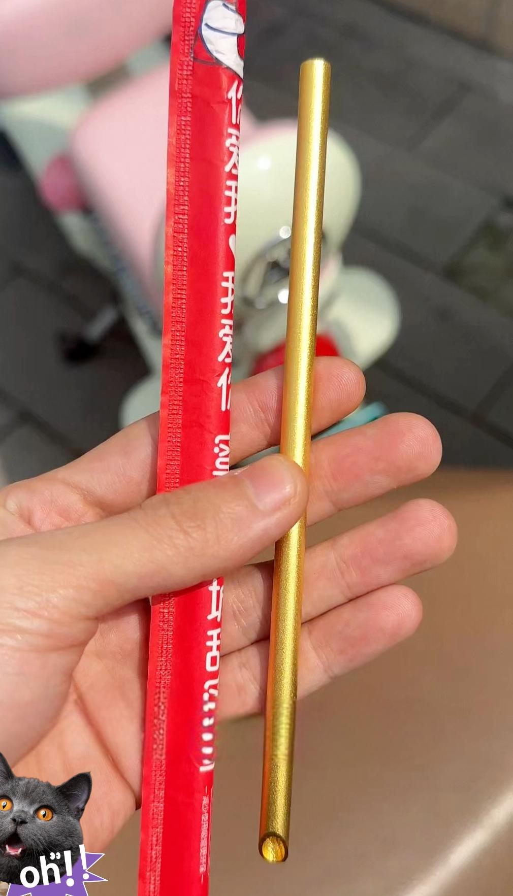 10万黄金吸管丢失后……诸暨寿先生用10万元黄金吸管喝奶茶，骑车时吸管从裤兜