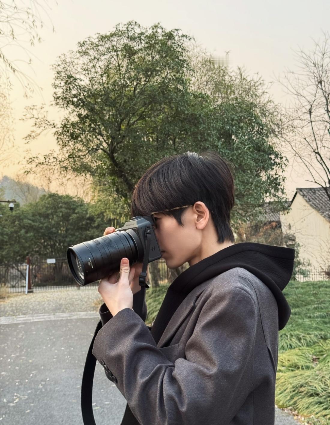 张凌赫这是扎根摄影师行业了吗？认真的男人果然帅！