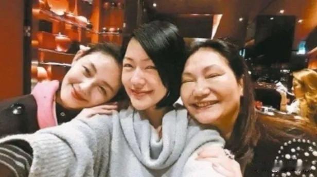 小S虽名唤希弟，在家却一直是被全家偏宠的小女儿。日常不用承担娘家开销，自家遇经济