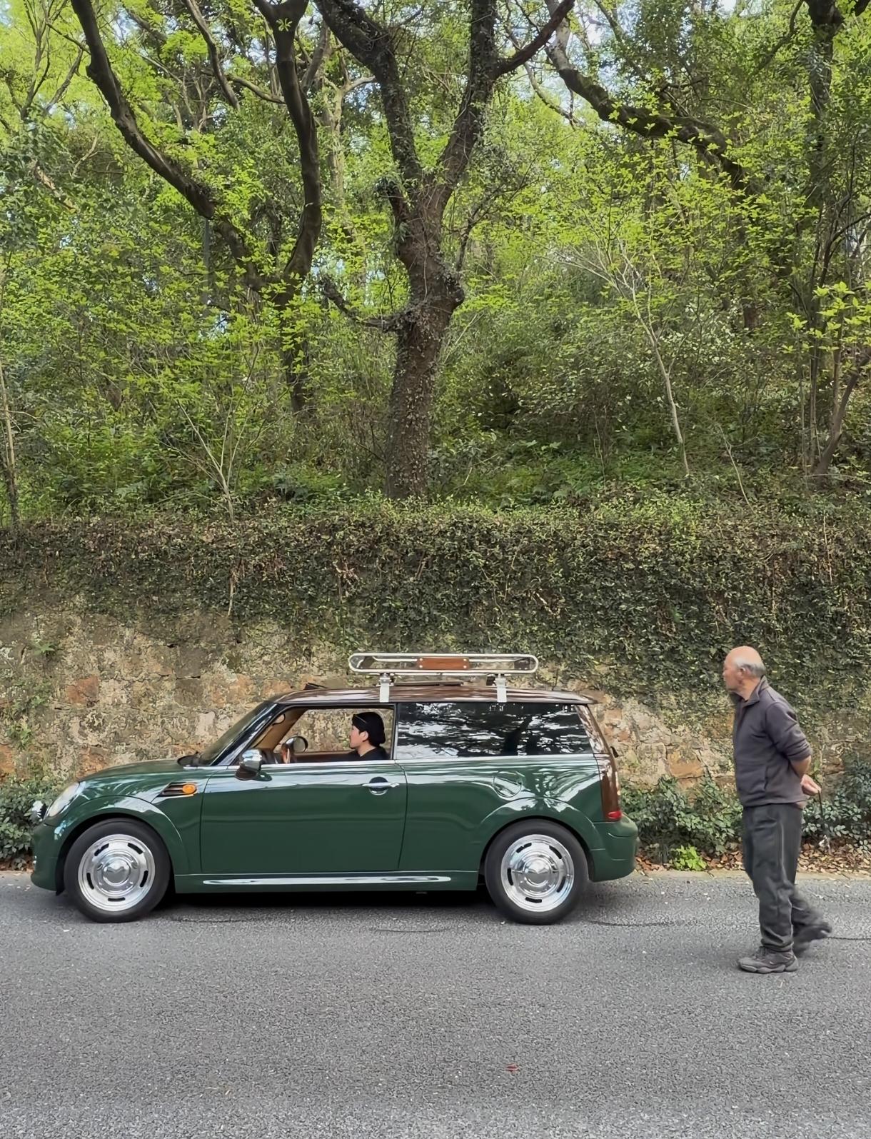 这种车不用开，坐上去心情都不同。内饰有品位，这配色无敌了，好英伦，要很多钱吧？上