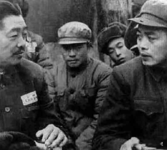 1974年初春，华国锋在中央一次小型会议上突然拍桌子，指着当年举报贺龙“