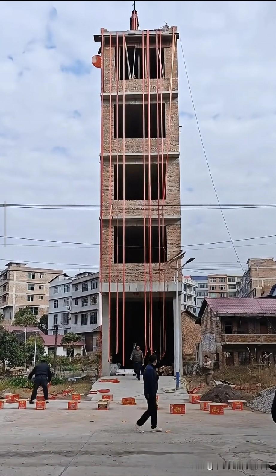 农村这房子好牛。。一览众小山在农村见过盖房的，却从没见过这么“拔尖”的！实