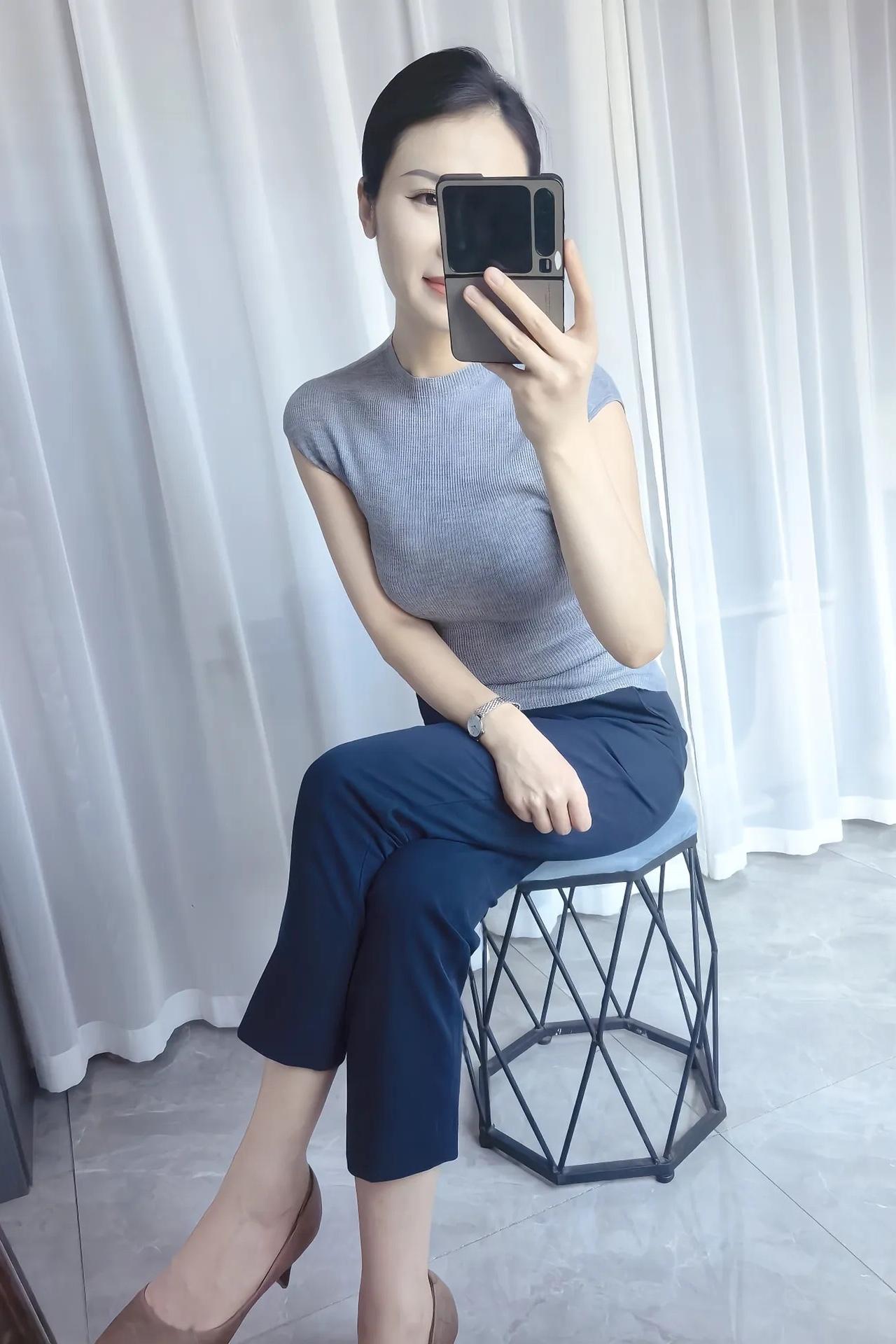 简约穿搭，清新自然，镜中自拍的美好时光