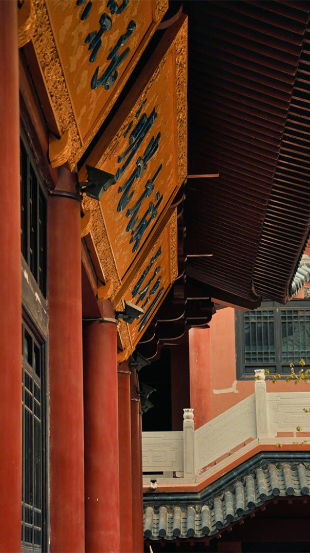 善待别人就是慈悲，善待自己就是智慧，善待生活就是修行。