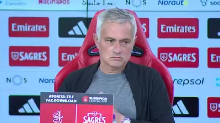 穆里尼奥扬眉吐气！今晨，穆里尼奥带领本菲卡2-0击败孔蒂执教的那不勒斯，赢得