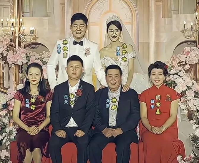 2021年那张全家福，儿媳的手搭在公公肩上，全网都在教她“规矩”。婚礼现场，闫