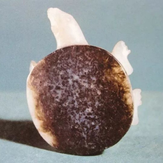 这样的研究就没有严肃性了。殷墟妇好出土的玉器交织透闪石占比非常大，不说很多玉器明