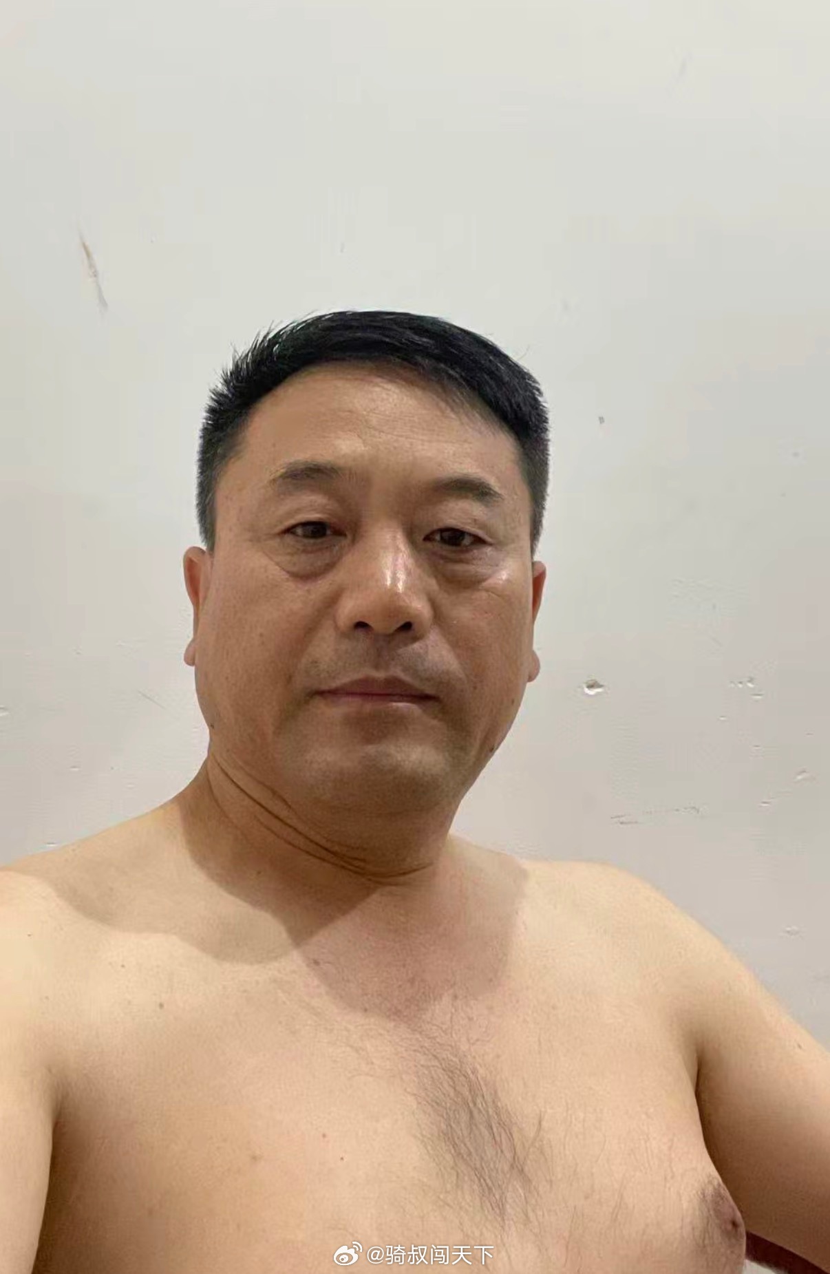 藏海传挂零你们看到杨紫获奖时，台下肖战那个表情了吗？我反反复复看了好几遍，直接