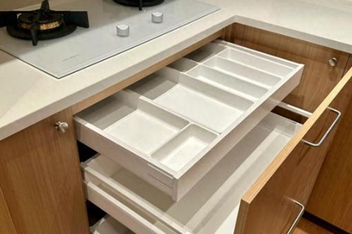 上周末去闺蜜家吃饭，我主动说帮忙打下手。一进厨房，我愣住了——台面上干干净净，就