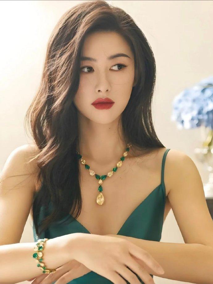 朱珠真的是年纪越大越能发现她魅力的女性之一，不管是气质还是神态，不是做作的风情万