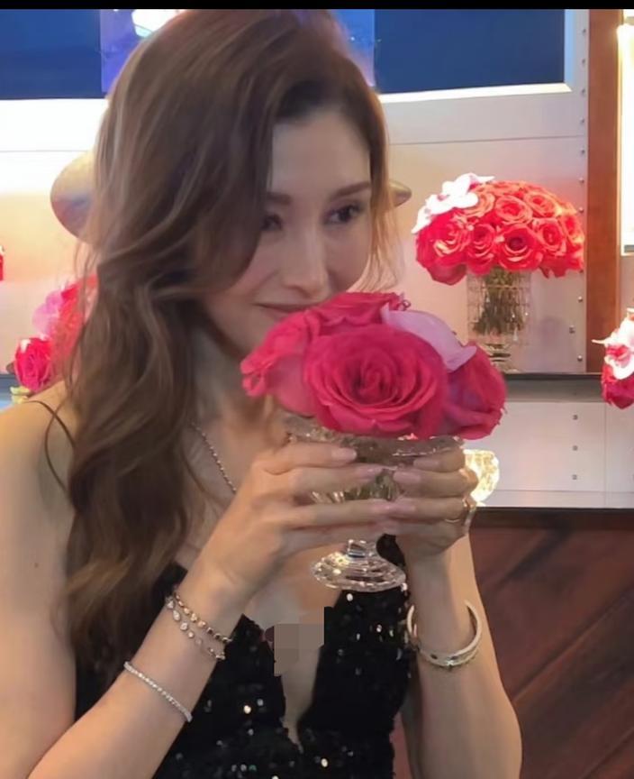 李嘉欣55岁生日live图，近照依旧美丽请保持黑裙风格，粉裙扔了。[滑稽笑]觉得