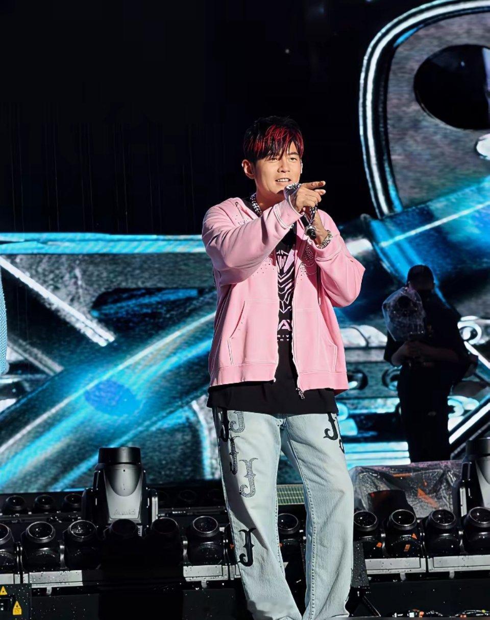 周杰伦4天挣9.76亿，张学友陈奕迅还在拿政府奖励。海口4场演唱会，15.46万