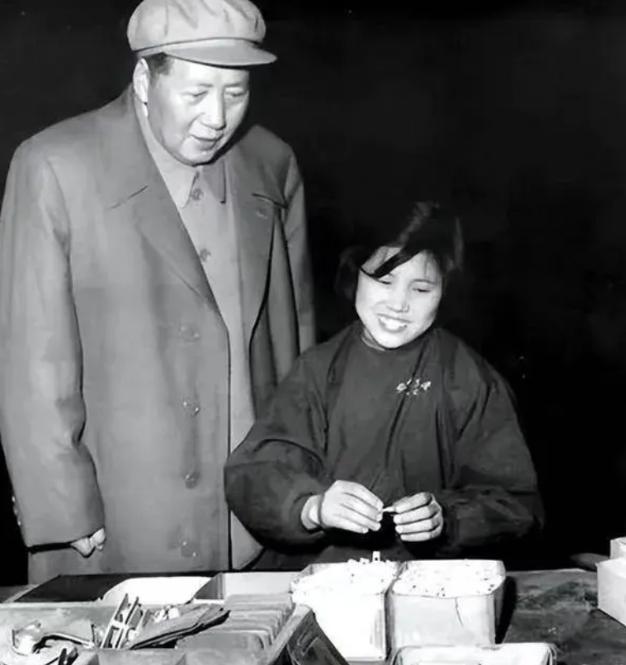 1958年，毛主席亲临工厂视察，厂内一位怀孕女工，猛地起身大声喊道：“毛主席好！