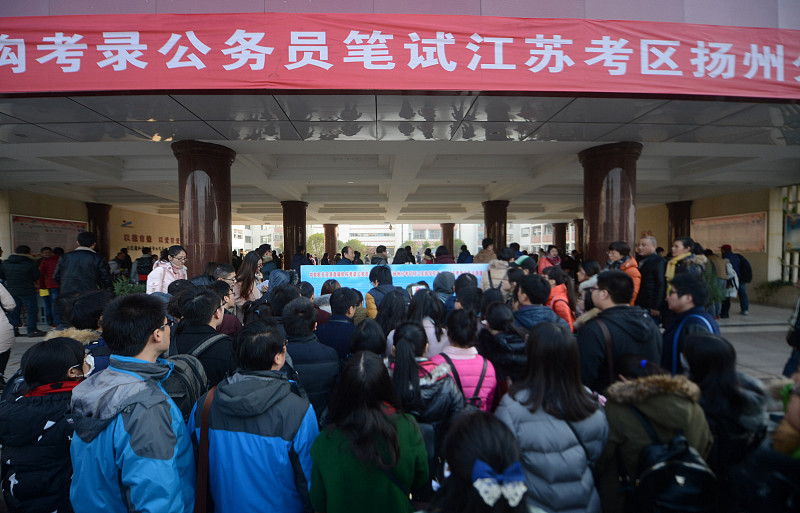 很多普通本科生被灌输“体制外都是不稳定低薪，只有考公考编才有出路”的错误认知，结果数百万人扎堆公考，