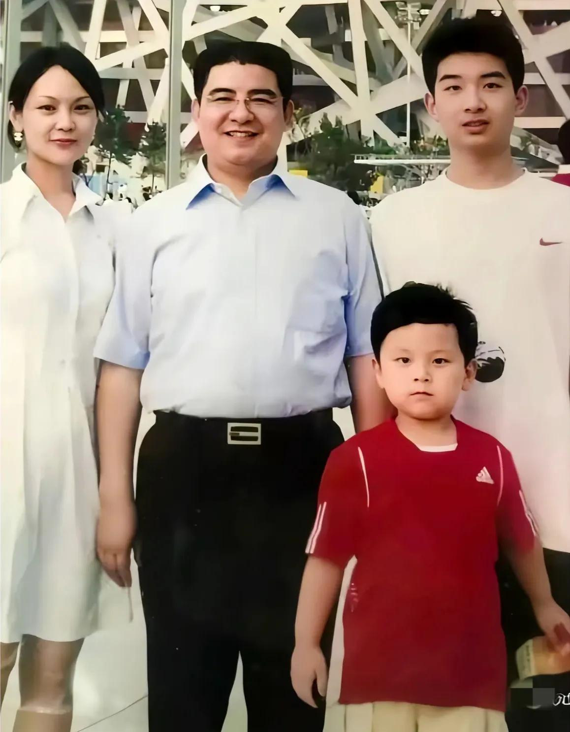 很多人都好奇，陈光标天天大手笔做慈善，他到底是做什么生意的？钱从哪来？陈光标