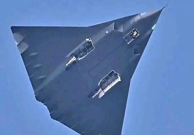 柴油是很难固化冻住的，唯一可能柴油参了水。苏联二战时就遇过。苏联士兵每次加油前就