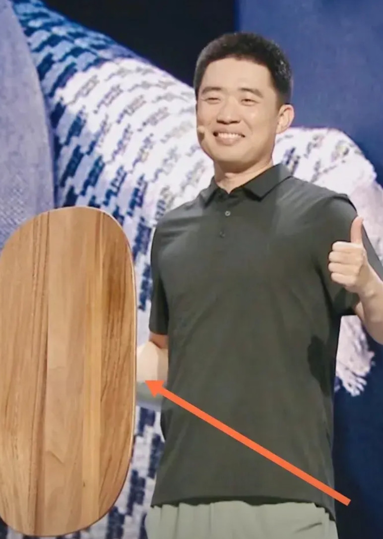 李想：谁敢说理想i8不好看，一桌板拍“死”你。这才是新势力的创新方向，冰箱彩电