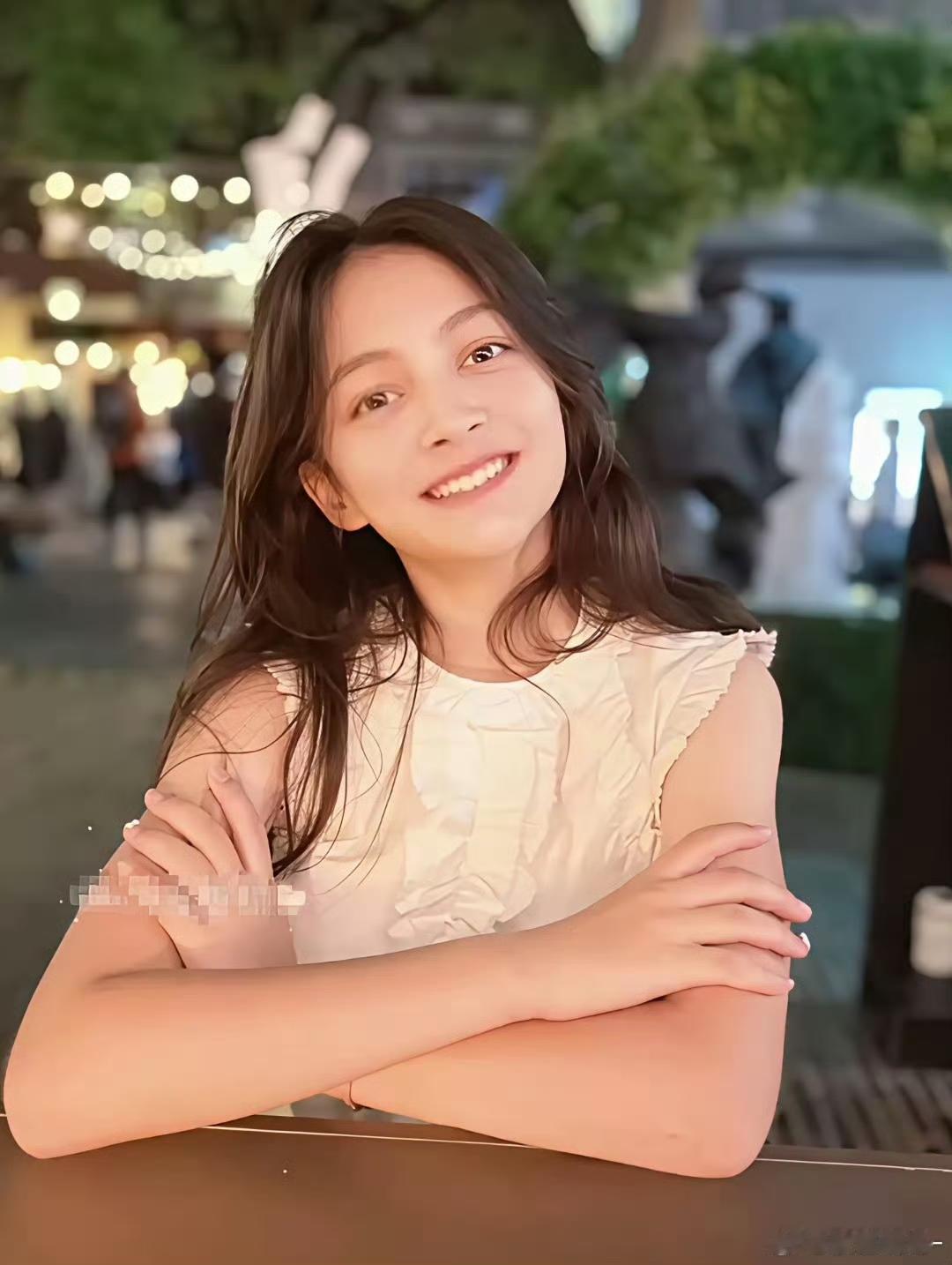 马雅舒的女儿长大了，是一个漂亮的混血儿，12岁的米雅眉眼似爸爸，一大家子都是高颜